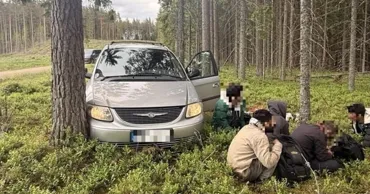 Un moldovean s-a izbit cu mașina de un copac în timp ce fugea de polițiști în Letonia