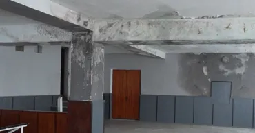 La trei ani după renovare, Casa de cultură din Burlacu este plină de mucegai