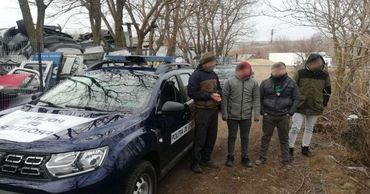 Задержаны молдаванин и трое турков, которых тот перевез через Прут.