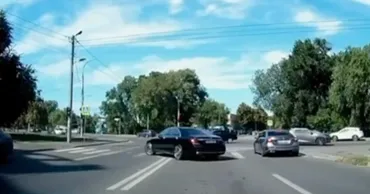 A trecut pe roșu și a ignorat marcajele: Un șofer de 36 de ani, sancționat