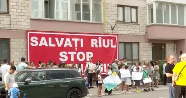 Scandal pe o stradă din Chișinău: Locatarii protestează împotriva betonării unui râu