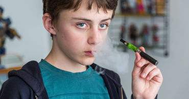 Курение электронных сигарет связали с головными болями даже у подростков