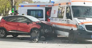 ДТП в центре Кишинёва: на дороге столкнулись скорая помощь и Renault