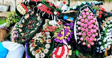 Coroanele din plastic ar putea fi interzise în cimitire: Proiectul de lege este deja în consultări
