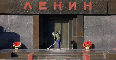 В Москве студент бросил мокасин в саркофаг Ленина — из‑за несогласия с его политикой