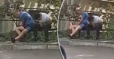 Во дворе дома в столице были замечены молодые люди, которые вели себя странно.