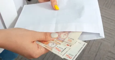 Почти каждый пятый житель Молдовы получает зарплату в конверте