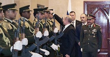 Путин поднял фуражку офицера караула в Палестине, очаровав арабов.