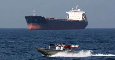 Iranul a trimis un „supertanc zombie” cu petrol în China pentru a eluda sancțiunile