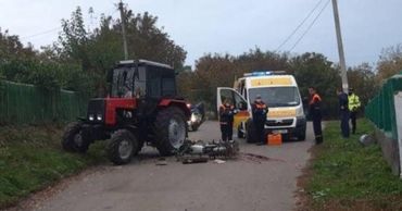 Во Флорештах мотоциклист погиб, врезавшись в трактор.