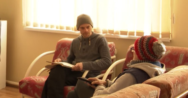 Там пристанище нашли 65 человек: пришли погреться, умыться и поесть.
