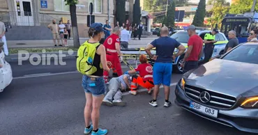 В Кишиневе автомобиль сбил двух пешеходов на зебре