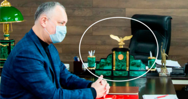 Покидая президентуру, Додон забрал зеленый письменный набор.