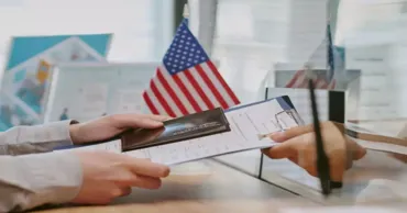 AP: США введут ускоренные собеседования на визы за $750 в ряде посольств