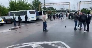 Многокилометровая пробка на границе Украины переросла в беспорядки.