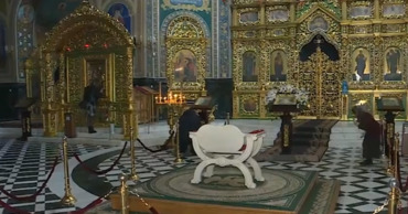 Миропомазание постановили совершать одноразовыми палочками.