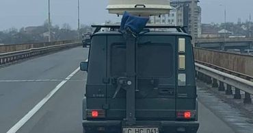 Раскрыта загадка странного Mercedes, замеченного в столице.