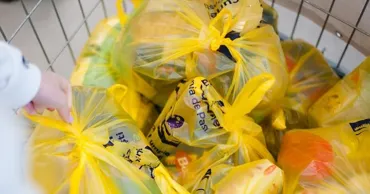 Masa Bucuriei revine: Donații de alimente pentru bătrânii singuratici