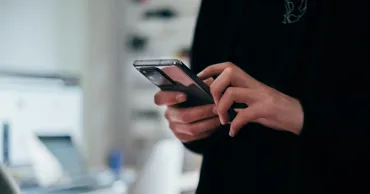 Sondaj: Moldovenii se informează de pe rețelele sociale. Câți au încredere în știri