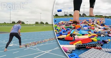 Женщина босиком пробежала 100 метров по Lego и установила рекорд