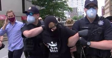 Протестующих арестовывают в прямом эфире перед митингом Трампа.