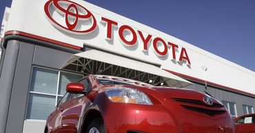 Toyota опустилась на второе место в рейтинге самых дорогих автокомпаний.