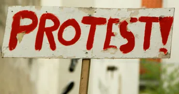 Педагоги грозят национальными протестами, если зарплаты не повысят с 1 сентября