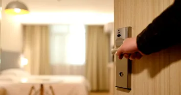 De la oale la topoare: Obiectele care dispar din hoteluri în această vară
