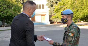 Военнослужащие, спасшие жизни двоих человек, удостоены медалей.