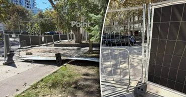 В Кишинёве регулярно повреждают ограждения и информационные щиты на стройках