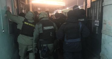 Под домом подозреваемого в убийстве Шеремета националисты вступают в стычки с полицией.