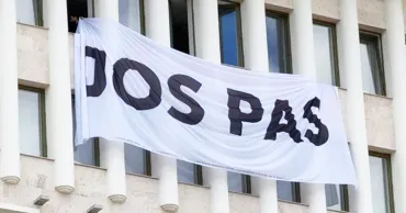 На здании парламента вывесили баннер с надписью "Долой PAS"
