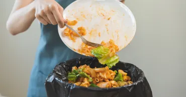 Власти хотят сократить пищевые отходы и передавать непроданные продукты нуждающимся