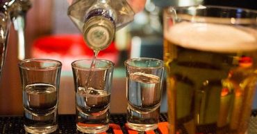 Большую опасность представляют коктейли с пивом, в частности, смесь пива с водкой, заявила врач.