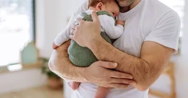 Cum pot beneficia tații de concediu paternal și indemnizație? Explicațiile CNAS
