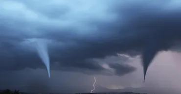 O mașină a fost luată pe sus de tornadă și răsturnată pe o autostradă din China