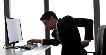 Statul prea mult pe scaun afectează întregul corp. Ce semne să nu ignori