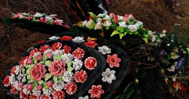 Ministerul Mediului vrea să interzică coroanele funerare din plastic