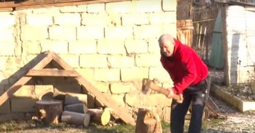 Пенсионеры весь год откладывают деньги на дрова для печей.
