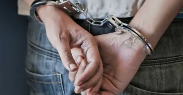 Un recidivist periculos, condamnat la închisoare pentru trei infracțiuni