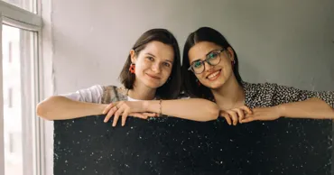 Două tinere din Moldova au transformat cinci tone de plastic în mobilier și accesorii