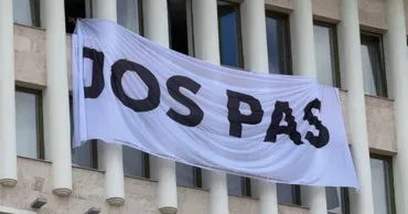 На здании парламента вывесили баннер с надписью "Долой PAS"