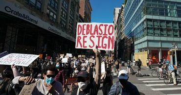 Протестующие в Нью-Йорке потребовали сократить бюджет полиции на $1 млрд.