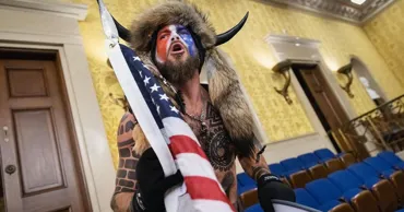 „Șamanul Capitoliului” a intentat un proces împotriva lui Donald Trump și a Băncii Mondiale