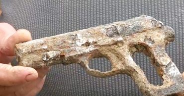 Снаряд и пистолет времен Второй мировой войны нашел житель Каушан в своем огороде.