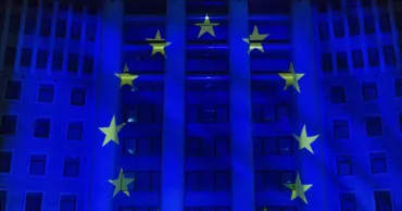Здание парламента 9 мая было подсвечено в цвета флага ЕС