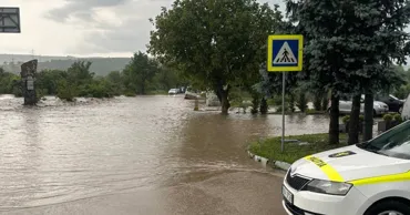 Сильные дожди парализовали движение в Кишиневе и затопили хозяйства в районах страны