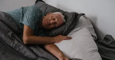 Ученые назвали оптимальную длительность сна для защиты от деменции