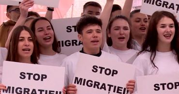 Молодежь провела на столичном вокзале флешмоб против миграции.