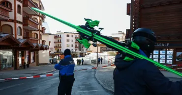 Владельца сгоревшего бара в Швейцарии признали виновным в сутенерстве во Франции